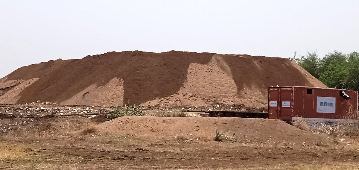 ಚಿತ್ತಾಪುರ: ಕೆಆರ್‌ಐಡಿಎಲ್ ಮರಳು ದಾಸ್ತಾನು ಅಡ್ಡೆಗೆ ಬೀಗ