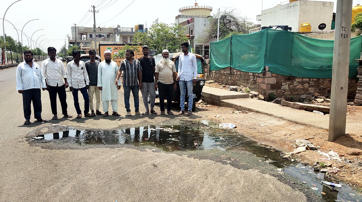 ರಸ್ತೆ ಮೇಲೆ ಚರಂಡಿ ನೀರು: ಸರಿಪಡಿಸಲು ನಿವಾಸಿಗಳ ಆಗ್ರಹ