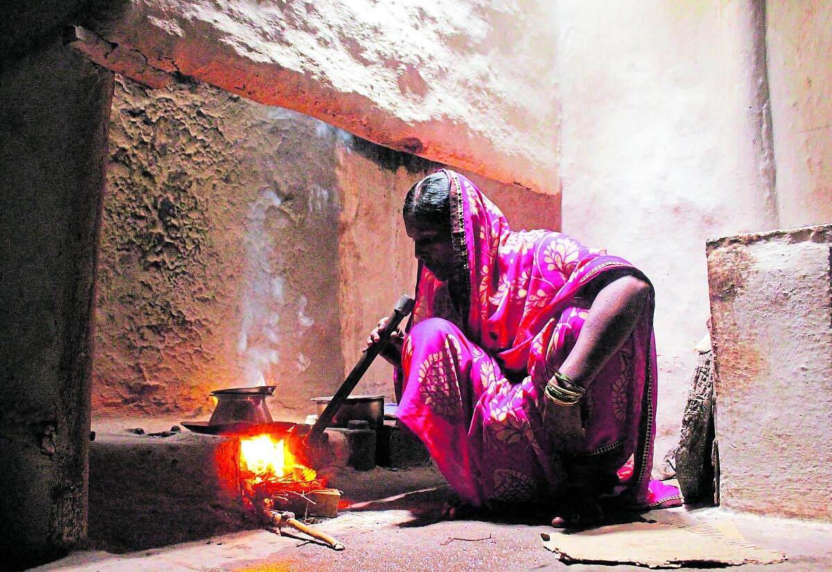  ಸಂಖ್ಯೆ–ಸುದ್ದಿ | ಎಲ್‌ಪಿಜಿ ಹೊರೆ: ಬಡ ಮಹಿಳೆಯರಿಗೆ ಬರೆ