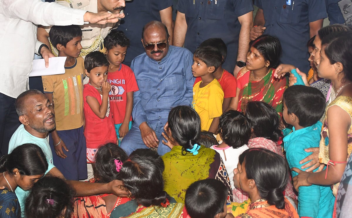 ಮುರ್ಶಿದಾಬಾದ್‌ ಗಲಭೆ | ಮೃತಪಟ್ಟ ಕುಟುಂಬಸ್ಥರನ್ನು ಭೇಟಿ ಮಾಡಿದ ರಾಜ್ಯಪಾಲ ಬೋಸ್‌ 