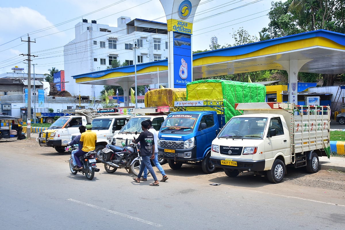 ಹಾವೇರಿ | ಪಾದಚಾರಿ ಮಾರ್ಗ ಒತ್ತುವರಿ: ಅಪಘಾತದ ಭಯ, ಓಡಾಟಕ್ಕೆ ಕುತ್ತು
