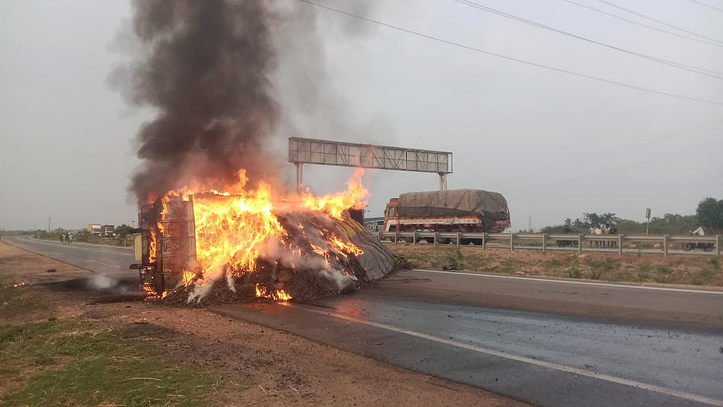 ಕೂಡ್ಲಿಗಿ: ಹೆದ್ದಾರಿಯಲ್ಲಿ ಉರುಳಿದ ಲಾರಿಗೆ ಬೆಂಕಿ