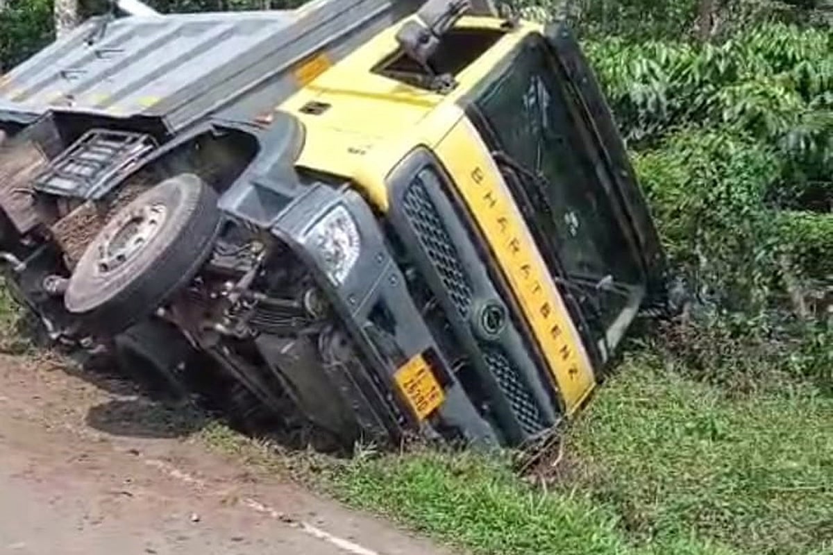 ನಾಪೋಕ್ಲು: ಚರಂಡಿಗೆ ಬಿದ್ದ ಟಿಪ್ಪರ್ 