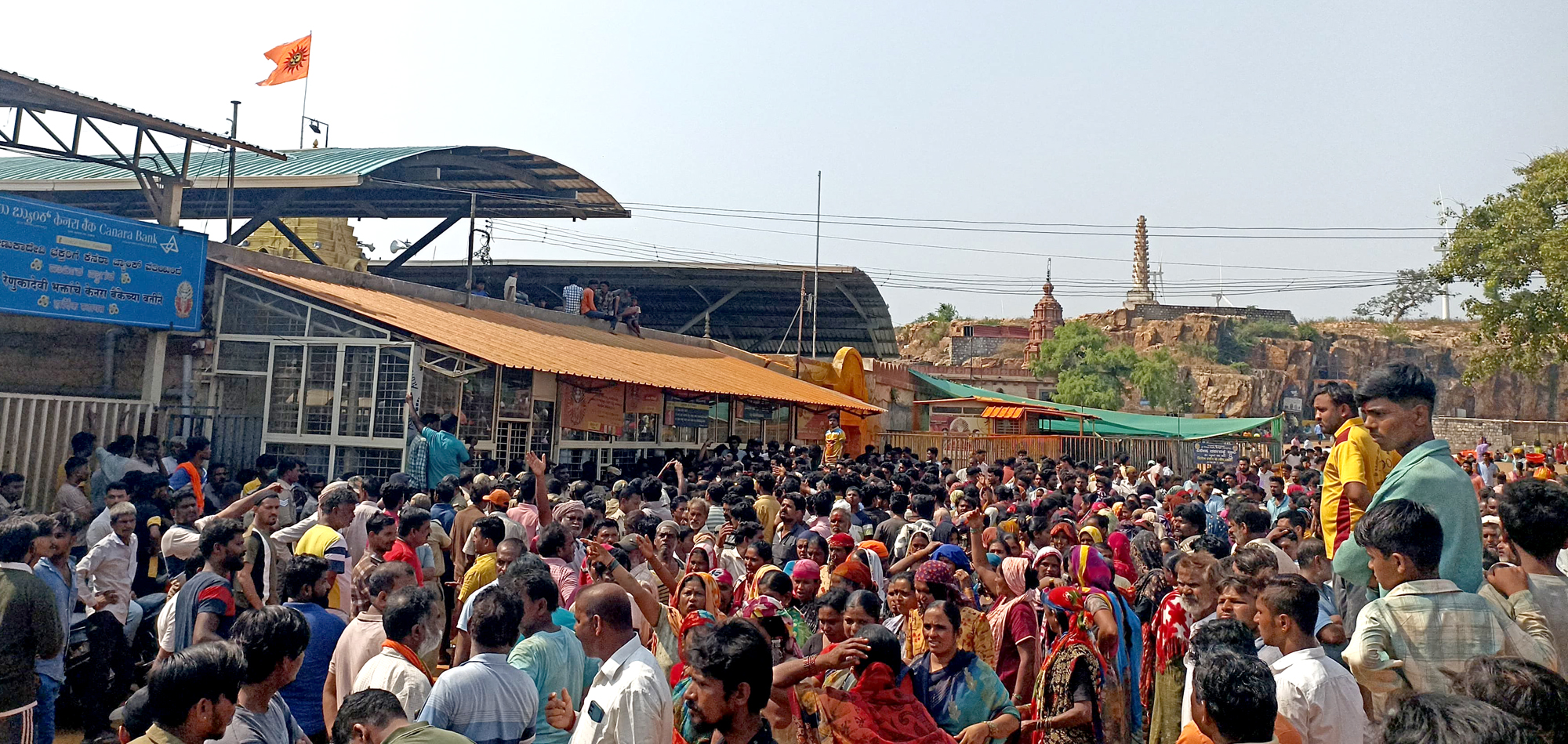 ಯಲ್ಲಮ್ಮನ ಗುಡ್ಡದಲ್ಲಿ ನಡೆದ ಅತಿಕ್ರಮಣ ತೆರವು ಕಾರ್ಯಾಚರಣೆ ವೇಳೆ ಅಧಿಕಾರಿ ನಿಂದಿಸಿದ್ದಾರೆ ಎಂದು ಆರೋಪಿಸಿ ನೂರಾರು ಜನ ಪ್ರತಿಭಟನೆಗೆ ಇಳಿದ ಸಂದರ್ಭ