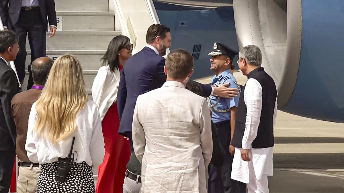 ಭಾರತಕ್ಕ ಆಗಮಿಸಿದ ಅಮೆರಿಕ ಉಪಾಧ್ಯಕ್ಷ ವ್ಯಾನ್ಸ್: ಅಶ್ವಿನಿ ವೈಷ್ಣವ್ ಸ್ವಾಗತ