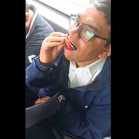 Video: ನಮ್ಮ ಮೆಟ್ರೊದಲ್ಲಿ ಗುಟ್ಕಾ ಜಗಿದವನಿಗೆ ಸರಿಯಾಗಿ ‘ಉಗಿದ’ ಸಹ ಪ್ರಯಾಣಿಕರು!