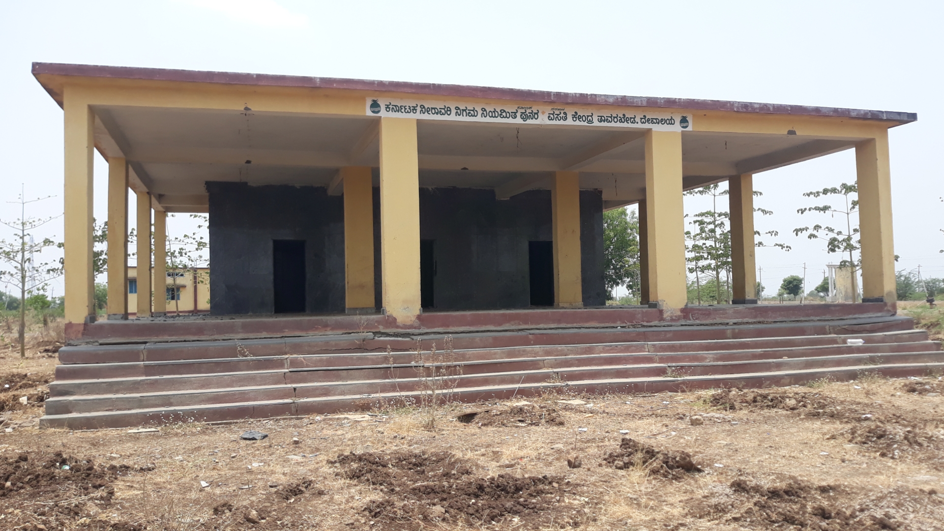 ತಾವರಖೇಡ ಪುನರ್ ವಸತಿ ಕೇಂದ್ರದಲ್ಲಿ ನೂತನವಾಗಿ ದೇವಾಲಯ ನಿರ್ಮಿಸಿದ್ದರೂ ಗಂಟೆ ಜಾಗಟೆಗಳ ನಾದವಿಲ್ಲ