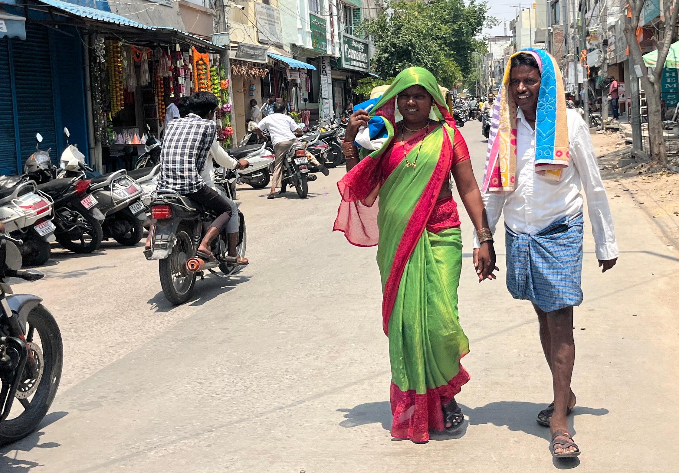 ರಾಯಚೂರಿನ ಮಾರುಕಟ್ಟೆ ಪ್ರದೇಶದಲ್ಲಿ ಬುಧವಾರ ಬಿಸಿಲಿನ ಝಳ ತಾಳಲಾಗದೆ ತಲೆಯ ಮೇಲೆ ಬಟ್ಟೆ ಹಾಕಿಕೊಂಡು ಸಾಗಿದರು