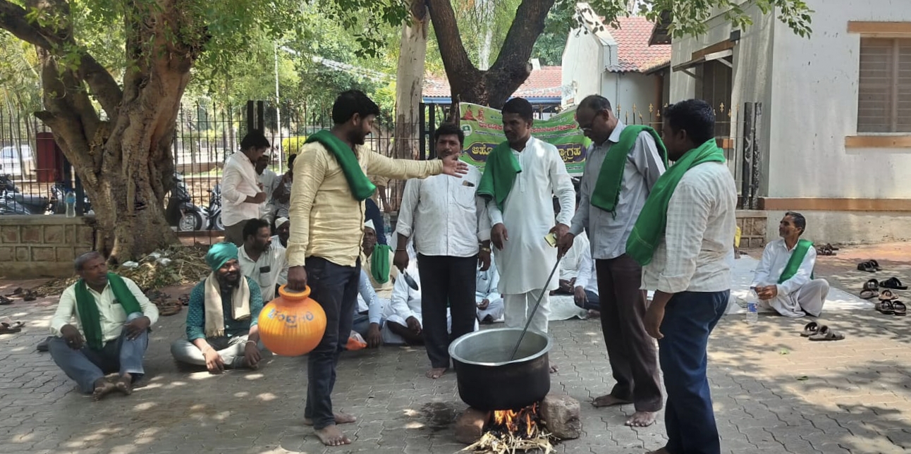 ಆಲಮಟ್ಟಿಯಲ್ಲಿ ನಡೆಯುತ್ತಿರುವ ಅಹೋರಾತ್ರಿ ಧರಣಿ ಸತ್ಯಾಗ್ರಹದ ಸ್ಥಳದಲ್ಲಿಯೇ ಹೋರಾಟಗಾರರು ಊಟ ತಯಾರಿಸಿದರು