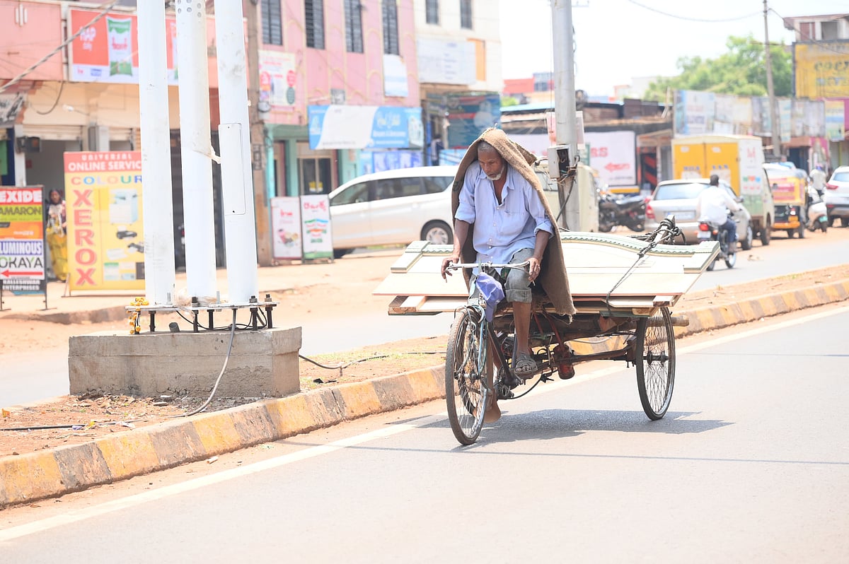 ಬೀದರ್‌| ಬೆಂಕಿಯುಗುಳುತ್ತಿರುವ ನೇಸರ; ಜನ ತತ್ತರ

