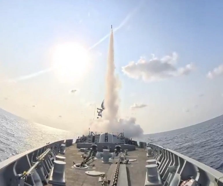 Indian Navy: ಕ್ಷಿಪಣಿ ಧ್ವಂಸಕ INS ಸೂರತ್‌ ಯುದ್ಧನೌಕೆಯಿಂದ ಕ್ಷಿಪಣಿ ಪರೀಕ್ಷೆ