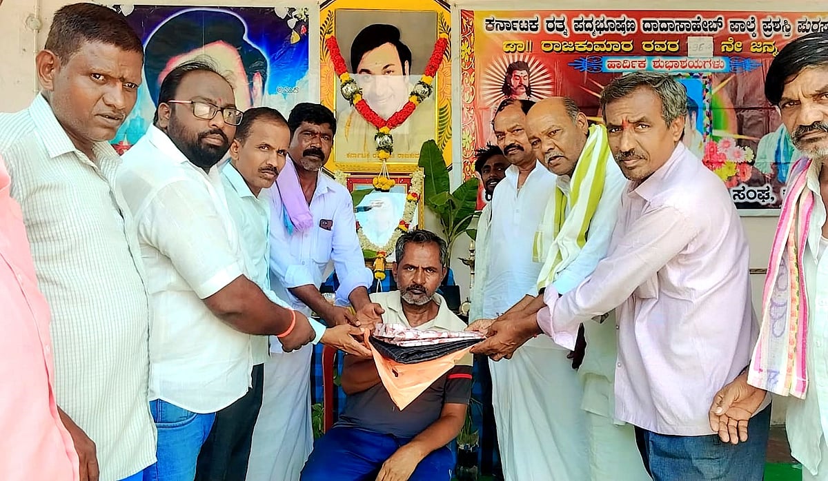 ಕಾರಟಗಿ | ರಾಜ್‌ಕುಮಾರ ಜನ್ಮದಿನ: ಬಟ್ಟೆ ವಿತರಣೆ