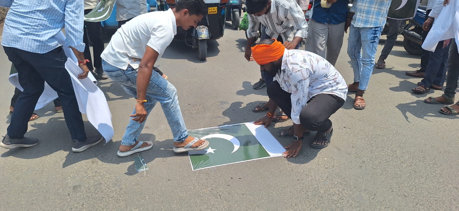 ಪಹಲ್ಗಾಮ್‌ನಲ್ಲಿ ನಡೆದ ಉಗ್ರರ ದಾಳಿ ಖಂಡಿಸಿ ಕಲಬುರಗಿಯಲ್ಲಿ ಭಜರಂಗದಳದ ಕಾರ್ಯಕರ್ತರು ಶುಕ್ರವಾರ ರಸ್ತೆಗೆ ಪಾಕಿಸ್ತಾನ ಧ್ವಜದ ಸ್ಟಿಕ್ಕರ್‌ ಅಂಟಿಸಿ ಆಕ್ರೋಶ ವ್ಯಕ್ತಪಡಿಸಿದರು