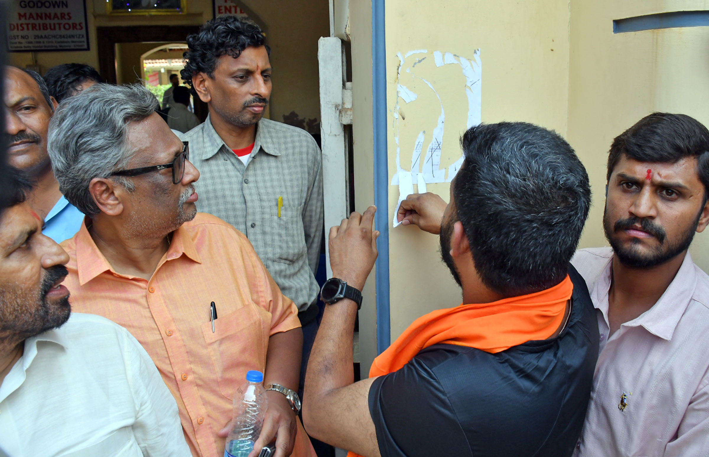 ಮೈಸೂರಿನ ವಿನೋಬ ರಸ್ತೆಯ ಎಂ.ಕೆ ಹಾಸ್ಟೆಲ್‌ಗೆ ವಕ್ಫ್‌ ಬೋರ್ಡ್‌ ಅಂಟಿಸಿರುವ ನೋಟಿಸನ್ನು ಮಾಜಿ ಸಂಸದ ಪ್ರತಾಪ ಸಿಂಹ ಹರಿದು ಆಕ್ರೋಶ ವ್ಯಕ್ತಪಡಿಸಿದರು