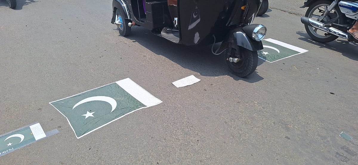 ಪಹಲ್ಗಾಮ್‌ನಲ್ಲಿ ನಡೆದ ದಾಳಿಗೆ ಖಂಡನೆ: ರಸ್ತೆ ಮೇಲೆ ಪಾಕ್ ಧ್ವಜ ಅಂಟಿಸಿ ಆಕ್ರೋಶ