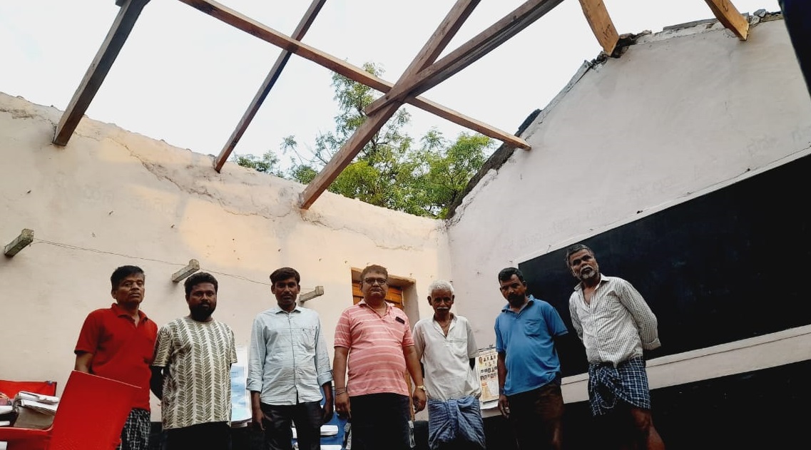 ರಾಮದುರ್ಗ ತಾಲ್ಲೂಕಿನ ಶಿವಪೇಟೆ ಶಾಲೆಯ ಚಾವಣಿ ಹಾರಿಹೋಗಿದೆ