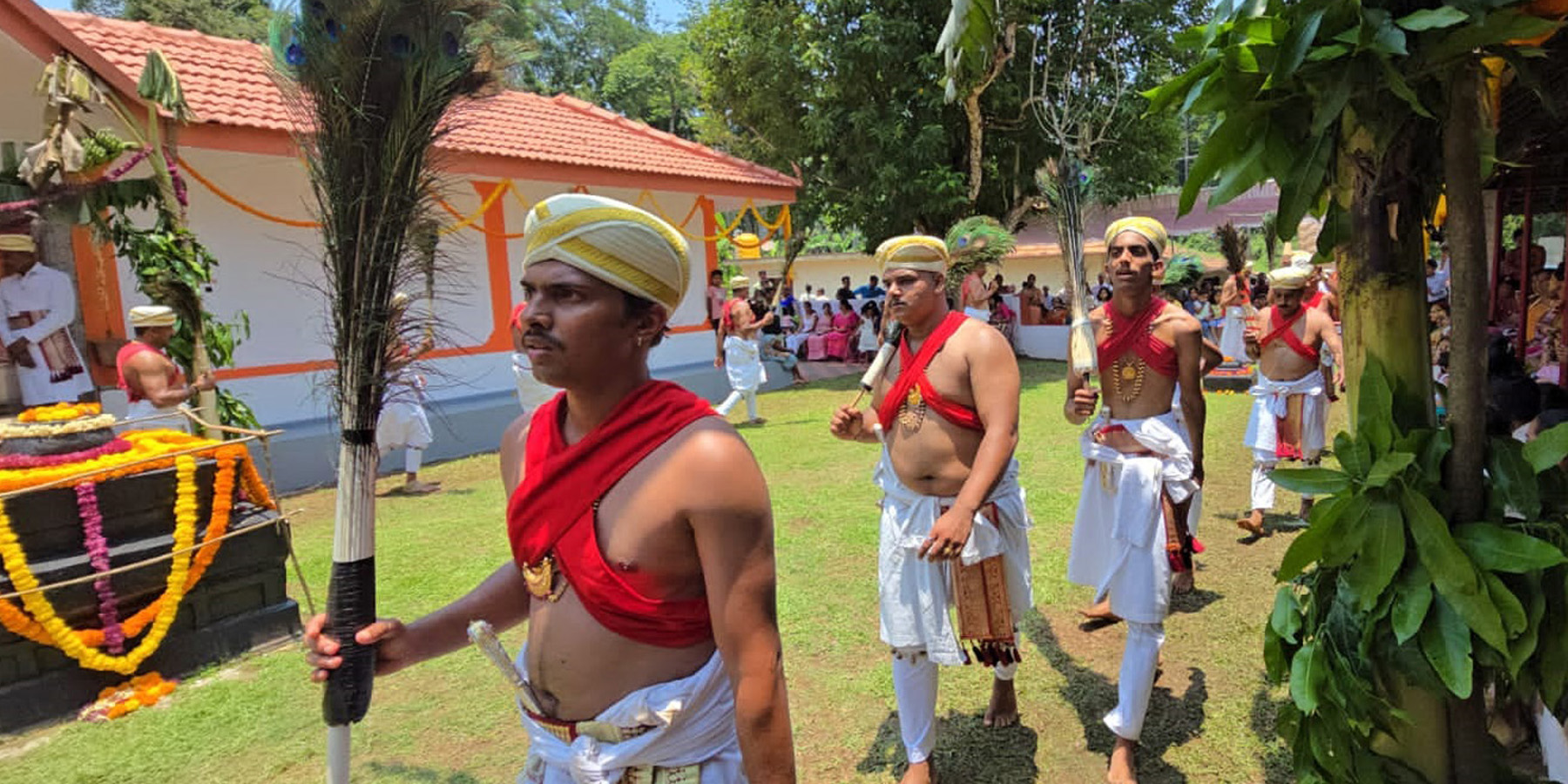 ನಾಪೋಕ್ಲು ಸಮೀಪದ ಕೈಕಾಡು ಗ್ರಾಮದಲ್ಲಿ ನಡೆದ ಮಕ್ಕೋಟು ಮಹಾಲಕ್ಷ್ಮಿ ಉತ್ಸವದಲ್ಲಿ ಭಕ್ತರು ಚೌರಿಯಾಟ್ ಪ್ರದರ್ಶಿಸಿದರು.