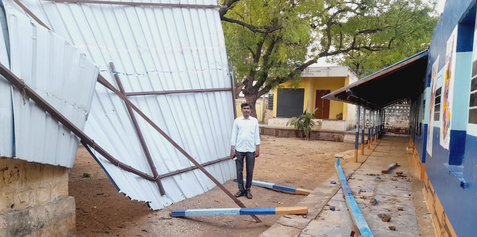 ರಾಮದುರ್ಗ ತಾಲ್ಲೂಕಿನ ಶಿವಪೇಟೆ ಶಾಲೆಯ ಚಾವಣಿ ಮುರಿದುಬಿದ್ದಿದೆ