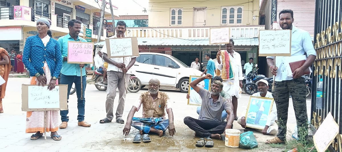 ಪಿರಿಯಾಪಟ್ಟಣದ ತಾಲ್ಲೂಕು ಕಚೇರಿಯ ಮುಂಭಾಗ ಸಗಣಿ ಸುರಿದುಕೊಂಡು ಪ್ರತಿಭಟನೆ
