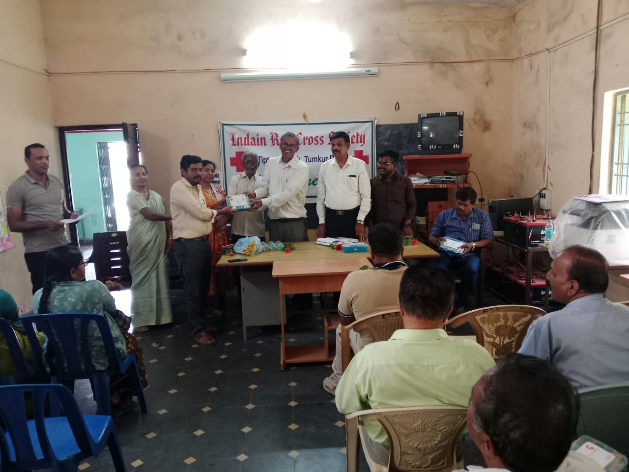 ನಗರದ ಕ್ಷೇತ್ರ ಸಂಪನ್ಮೂಲ ಕಚೇರಿಯಲ್ಲಿ ಭಾರತೀಯ ರೆಡ್ ಕ್ರಾಸ್ ಸೊಸೈಟಿವತಿಯಿಂದ ಸರ್ಕಾರಿ ಪ್ರೌಢಶಾಲೆಗಳಿಗೆ ಪ್ರಥಮ ಚಿಕಿತ್ಸಾ ಪೆಟ್ಟಿಗೆಗಳನ್ನು ವೈಧ್ಯ ಸಂಜಯ್ ಬಿಇಓ ಚಂದ್ರಯ್ಯ.ಜಿ ವಿತರಿಸಿದರು.