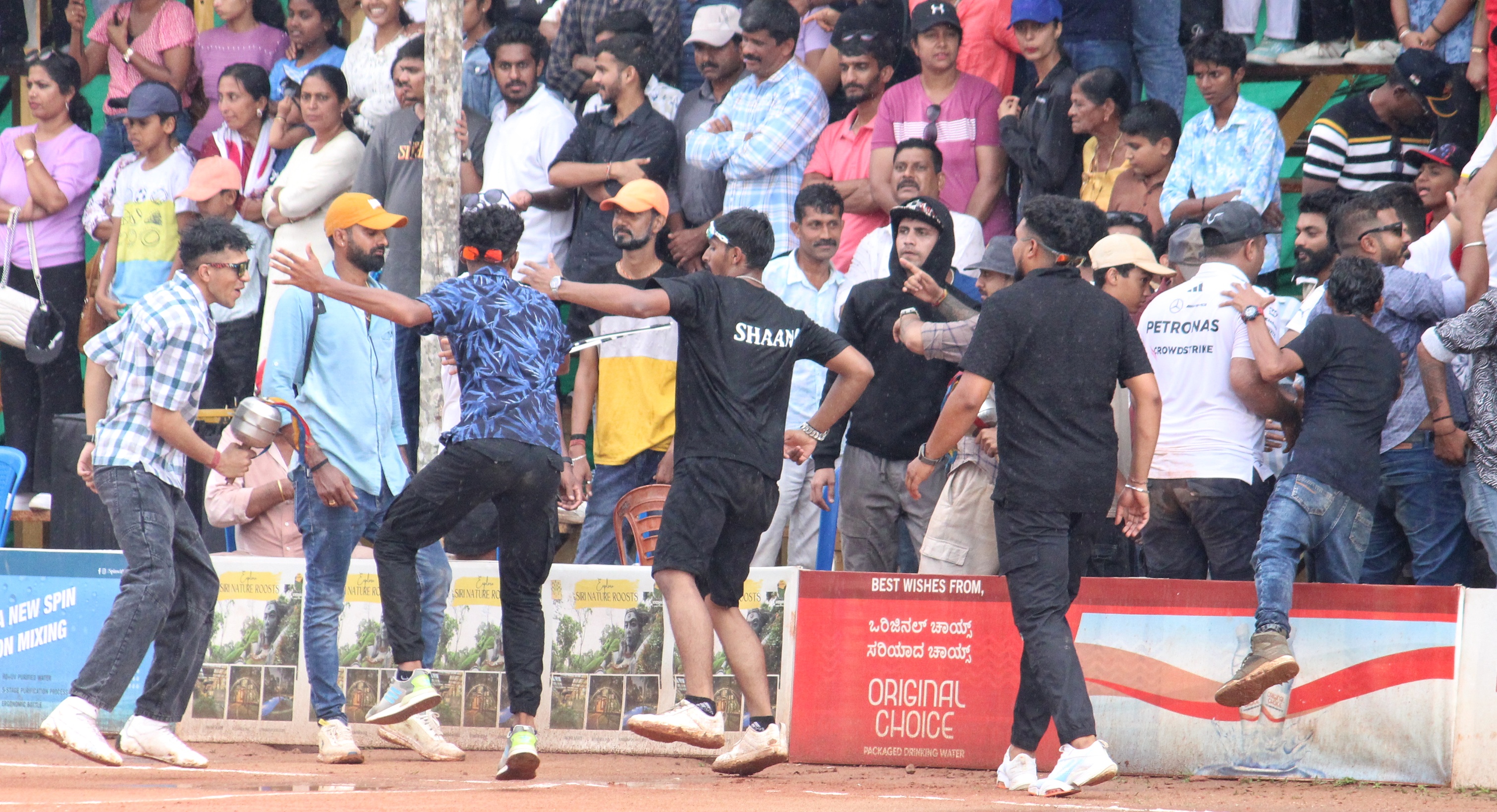 ಪ್ರೇಕ್ಷಕರು ಮನದಣಿಯೇ ಕುಣಿದು ಕುಪ್ಪಳಿಸಿದರು