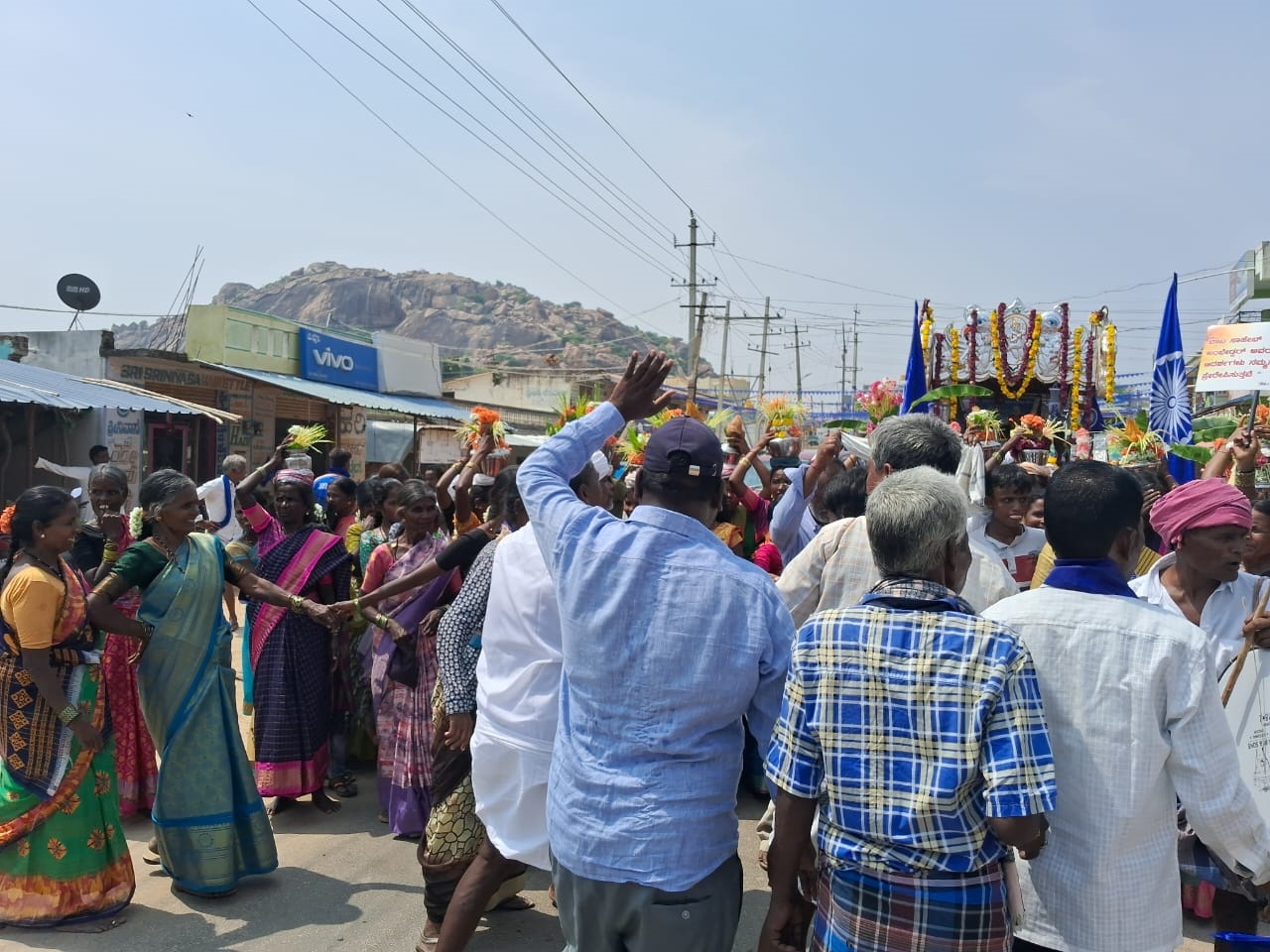 ಪಾವಗಡ ತಾಲ್ಲೂಕಿನ ಪೋಲೇನಹಳ್ಳಿಯಲ್ಲಿ ಭಾನುವಾರ ನಡೆದ ಡಾ ಬಿ ಆರ್ ಅಂಬೇಡ್ಕರ್ ಬಾಬು ಜಗಜೀವನರಾಂ ಜಯಂತಿ ಪ್ರಯುಕ್ತ ಭಾವಚಿತ್ರ ಮೆರವಣಿಗೆ ನಡೆಸಲಾಯಿತು.
