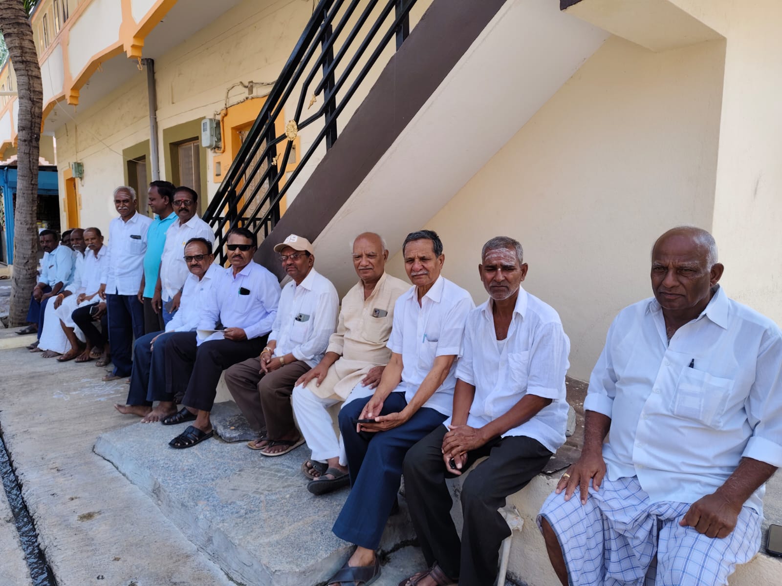 ನಾಲತವಾಡ ಬಸವ ಕೇಂದ್ರದ ಸಹಯೋಗದೊಂದಿಗೆ ವಿನಾಯಕ ನಗರದಲ್ಲಿ ಬಸವ ಜಯಂತಿಯನ್ನು ಸರಳ ಮತ್ತು ಅರ್ಥಪೂರ್ಣವಾಗಿ ಆಚರಿಸಲು ನಿರ್ಧರಿಸಲಾಯಿತು