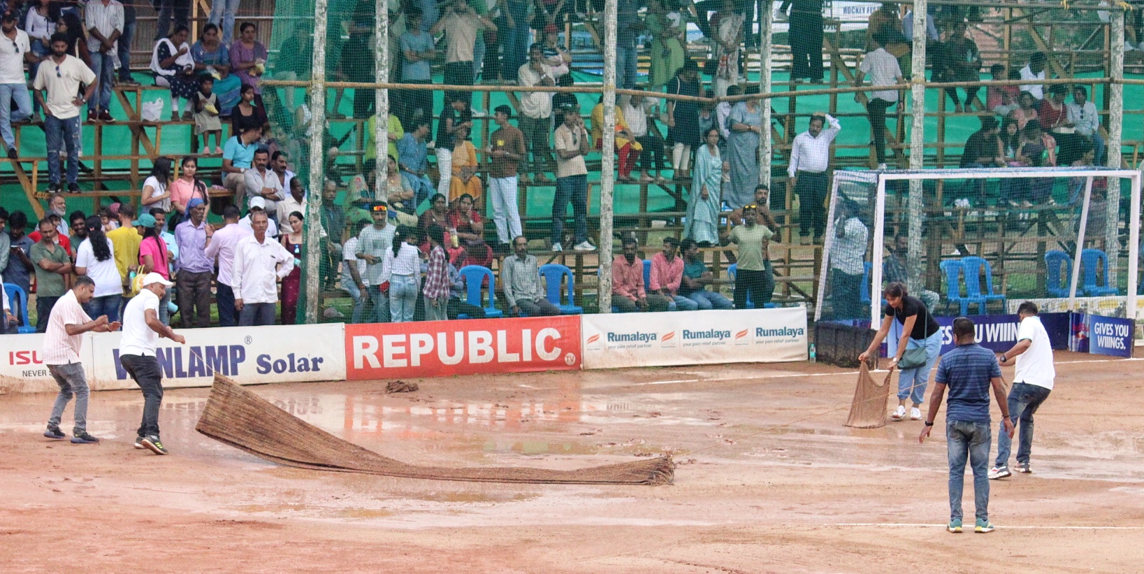 ಮಳೆಯಿಂದ ಮೈದಾನದಲ್ಲಿ ನಿಂತಿದ್ದ ನೀರನ್ನು ಹೊರ ಹಾಕಲು ಆಯೋಜಕರು ಇನ್ನಿಲ್ಲದ ಕಸರತ್ತು ನಡೆಸಿದರು