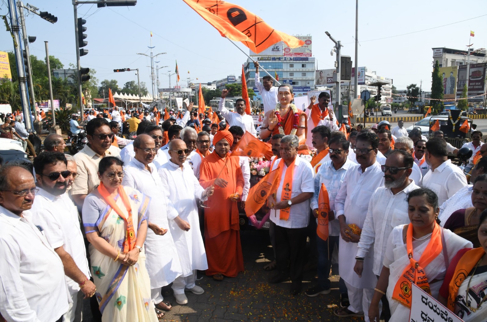 ಬಸವ ಜಯಂತಿ ಉತ್ಸವದ ಅಂಗವಾಗಿ ಬೆಳಗಾವಿಯಲ್ಲಿ ಭಾನುವಾರ ವಿವಿಧ ಸಂಘಟನೆಗಳು ಒಂದಾಗಿ ಆಚರಿಸಿದ ಬೈಕ್‌ ರ್‍ಯಾಲಿಗೆ ಪ್ರಭಾಕರ ಕೋರೆ ಚಾಲನೆ ನೀಡಿದರು