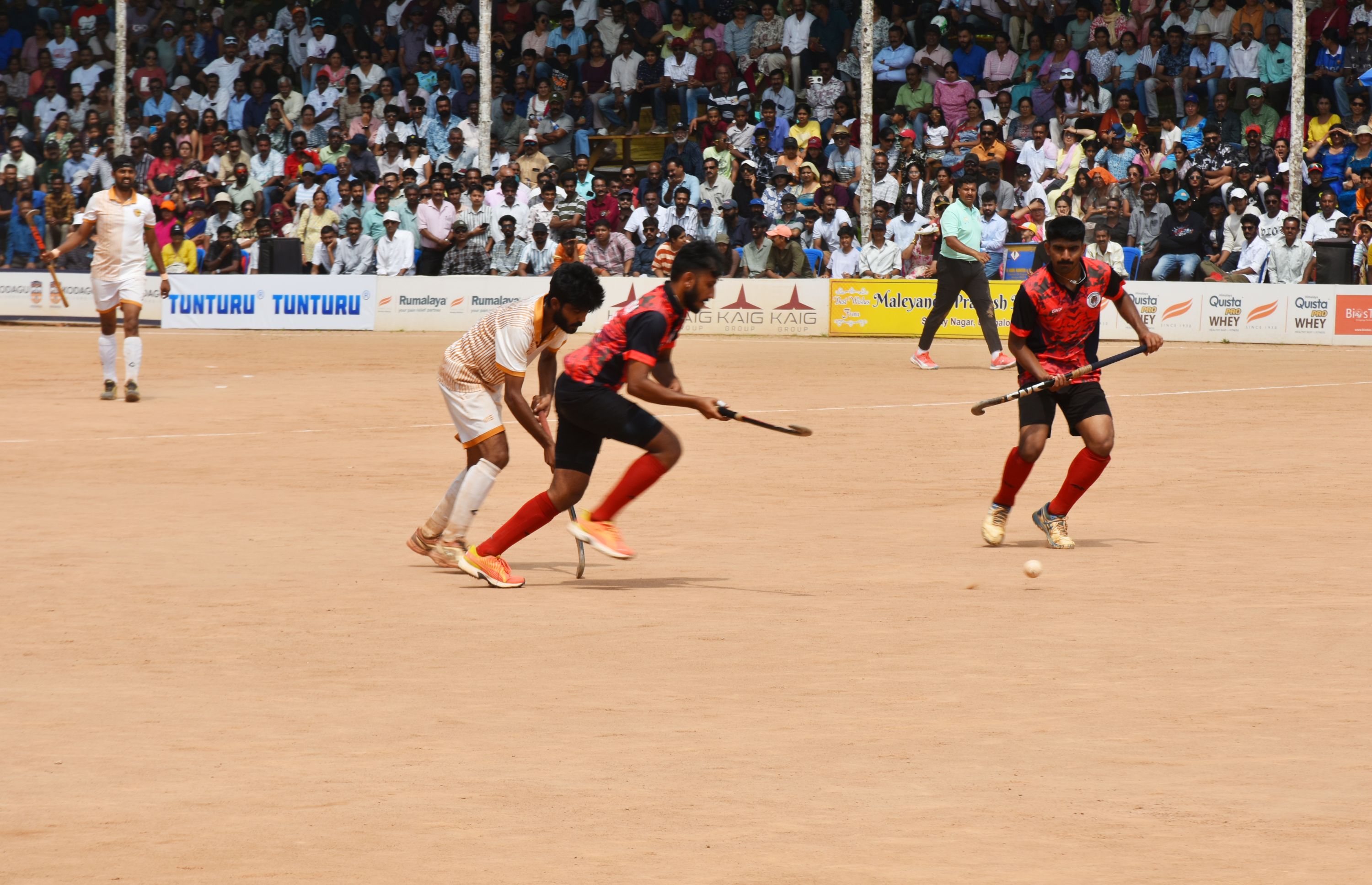 ‘ಮುದ್ದಂಡ ಕಪ್‌’ನಲ್ಲಿ ಭಾನುವಾರ ಪ್ರಶಸ್ತಿಗಾಗಿ ನಡೆದ ಹಣಾಹಣಿಯಲ್ಲಿ ಮಂಡೇಪಂಡ ಹಾಗೂ ಚೇಂದಂಡ ತಂಡದ ಆಟಗಾರರು ಸೆಣಸಾಟ ನಡೆಸಿದರು