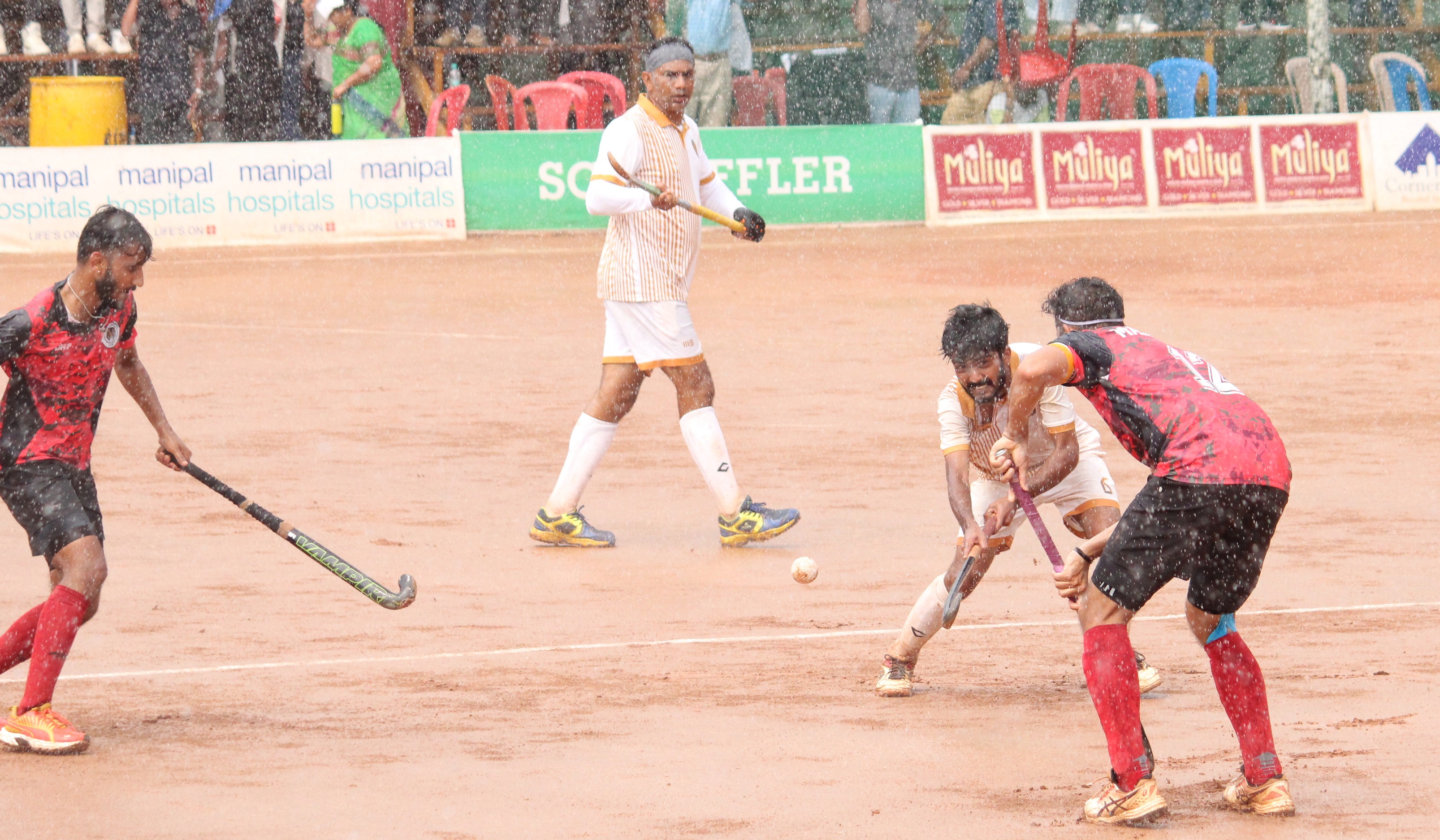 ಮುದ್ದಂಡ ಕಪ್‌ಗಾಗಿ ಮಂಡೇಪಂಡ ಹಾಗೂ ಚೇಂದಂಡ ತಂಡಗಳ ಆಟಗಾರರ ತೀವ್ರತರವಾದ ಸೆಣಸಾಟ ಹೀಗಿತ್ತು