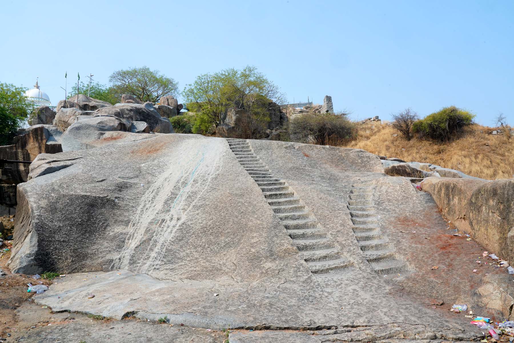 ರಾಯಚೂರ ನಗರದ ಮಧ್ಯೆ ಇರುವ ಗುಡ್ಡದ ಮೇಲಿನ ಕೋಟೆಗೆ ತೆರಳಲು ಬಂಡೆ ಕೊರೆದು ಮೆಟ್ಟಿಲು ನಿರ್ಮಿಸಲಾಗಿದೆ