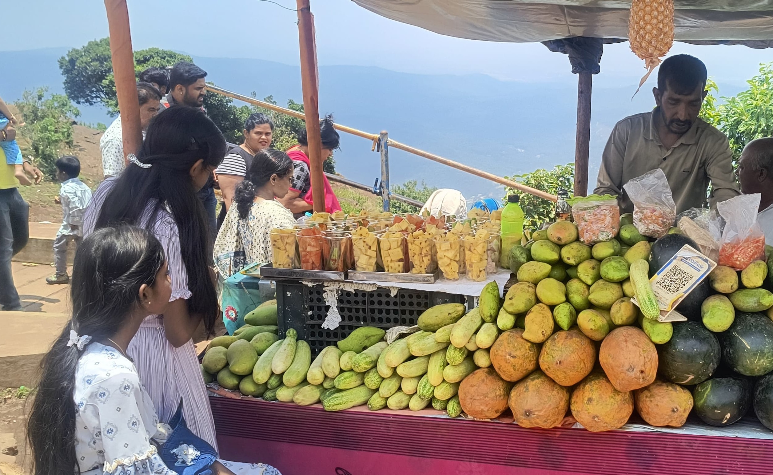 ಮಾಣಿಕ್ಯಧಾರ ಬಳಿ ಹಣ್ಣುಗಳನ್ನು ಪ್ಲಾಸ್ಟಿಕ್ ಲೋಟದಲ್ಲಿ ತುಂಬಿಸಿ ಮಾರಾಟ ಮಾಡುತ್ತಿರುವುದು