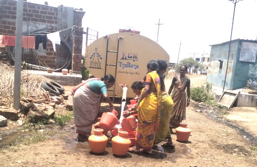 ಕಪ್ಪೆಕೇರಿಯಲ್ಲಿ ಟ್ಯಾಂಕರ್‌ ನೀರನ್ನು ಕೊಡಗಳಲ್ಲಿ ತುಂಬಿಸಿಕೊಳ್ಳುತ್ತಿರುವ ಮಹಿಳೆಯರು