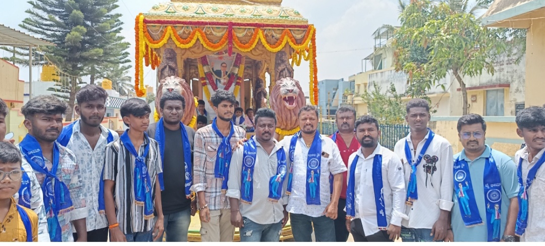 ವೇಮಗಲ್ ನಲ್ಲಿ ಭಾನುವಾರ ನಡೆದ ಡಾಕ್ಟರ್ ಬಿ ಆರ್ ಅಂಬೇಡ್ಕರ್ ರವರ ಜಯಂತಿ ಕಾರ್ಯಕ್ರಮದಲ್ಲಿ ಅಂಬೇಡ್ಕರ್ ರಥಕ್ಕೆ ಕರ್ನಾಟಕ ರಾಜ್ಯ ಸರ್ಕಾರಿ ನೌಕರರ ಸಂಘದ ಉಪಾಧ್ಯಕ್ಷರಾದ ವೆಂಕಟೇಶ್ ( ವಿನಯ್) ಅವರು ಚಾಲನೆ ನೀಡಿದರು