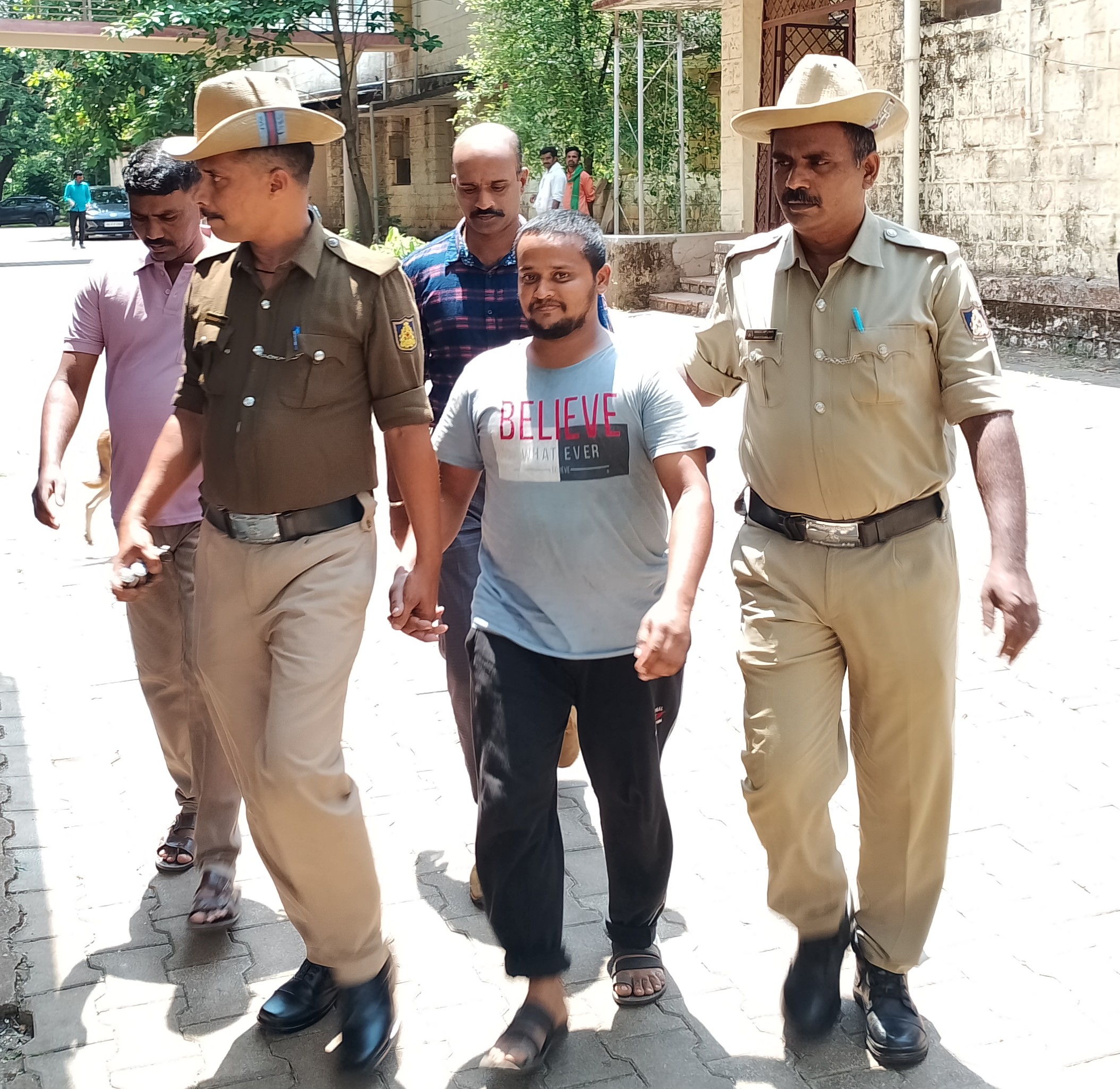 ಶಿರಸಿಯ ಕೋರ್ಟ್‍ಗೆ ಮೌಸಿನ್ (ಇಮ್ತಿಯಾಜ್) ಅಬ್ದುಲ್ ಶೂಕುರ ಹೊನ್ನಾವರ ಹಾಜರು ಪಡಿಸಿದ ಸಂದರ್ಭ