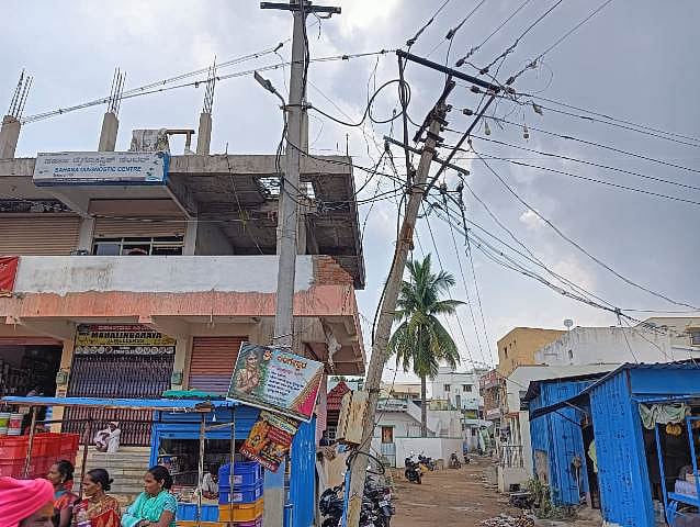 ವಡಗೇರಾ: ಬಲಿಗೆ ಕಾದು ಜೋತು ಬಿದ್ದ ವಿದ್ಯುತ್  ತಂತಿಗಳು