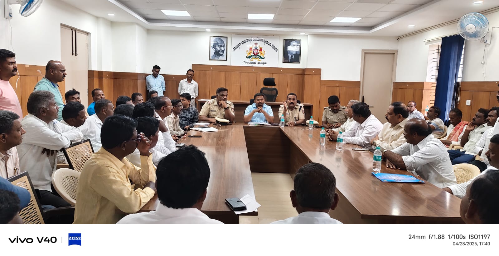 ಗೌರಿಬಿದನೂರು ನಗರದ ಪ್ರಜಾ ಸೌಧದಲ್ಲಿ ಶಾಂತಿಸಭೆ ನಡೆಯಿತು