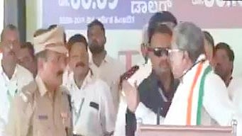 ಬೆಳಗಾವಿ: ವೇದಿಕೆಯಲ್ಲೇ ASP ನಾರಾಯಣ ಭರಮನಿಗೆ ಹೊಡೆಯಲು ಮುಂದಾದ CM ಸಿದ್ದರಾಮಯ್ಯ!