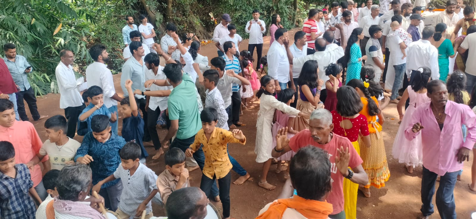 ಸುಗ್ಗಿ ಉತ್ಸವದಲ್ಲಿ ಮಕ್ಕಳಿಂದ ಸುಗ್ಗಿ ಕುಣಿತ