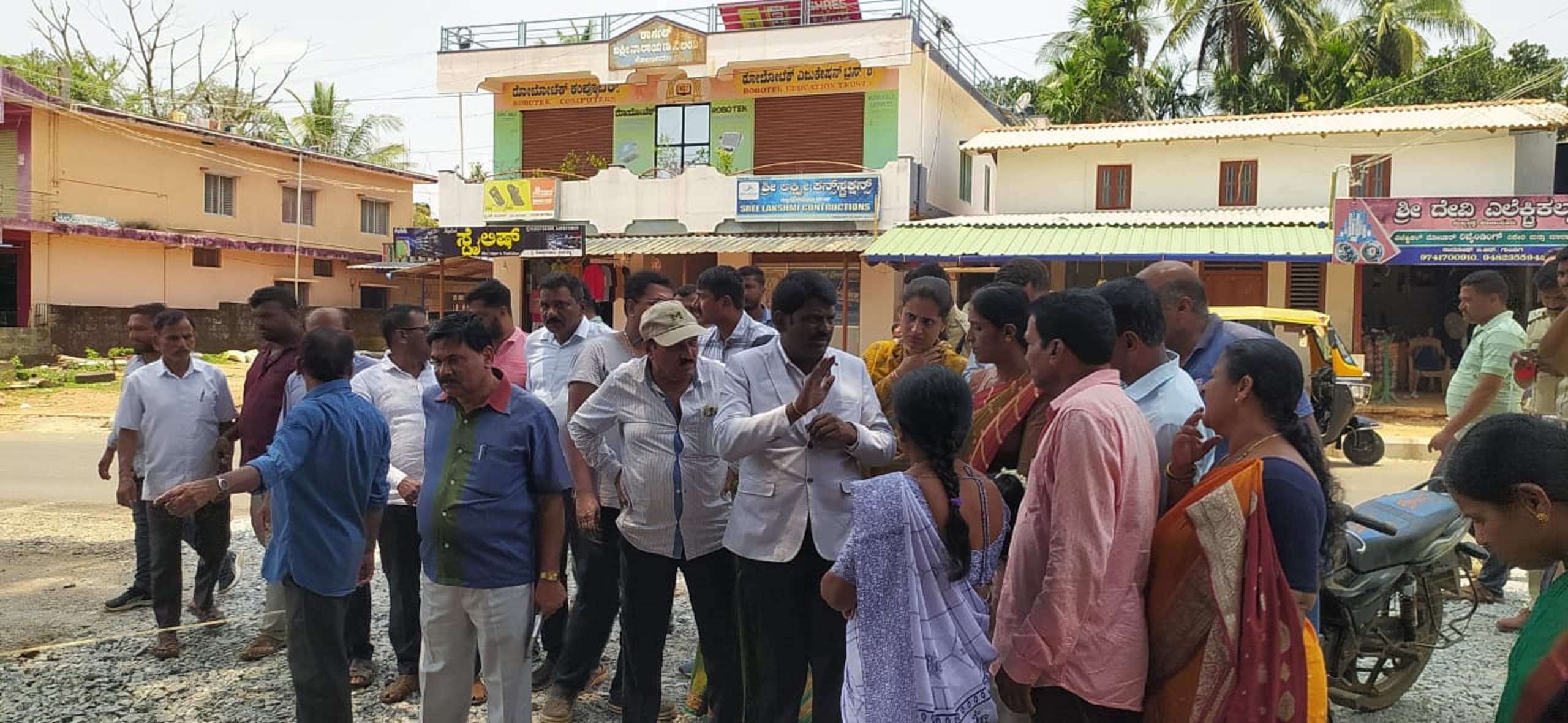 ಕೋಣಂದೂರಿನ ಮುಖ್ಯ ರಸ್ತೆಯಲ್ಲಿ ರಸ್ತೆ ಕಾಮಗಾರಿಗೆ ಅಡ್ಡಿಯಾಗಿದ್ದ ಮರಗಳನ್ನು ಸಿಸಿಎಫ್ ಹನುಮಂತಪ್ಪ ವೀಕ್ಷಿಸಿ ಸಾರ್ವಜನಿಕರ ಅಹವಾಲು ಸ್ವೀಕರಿಸಿದರು