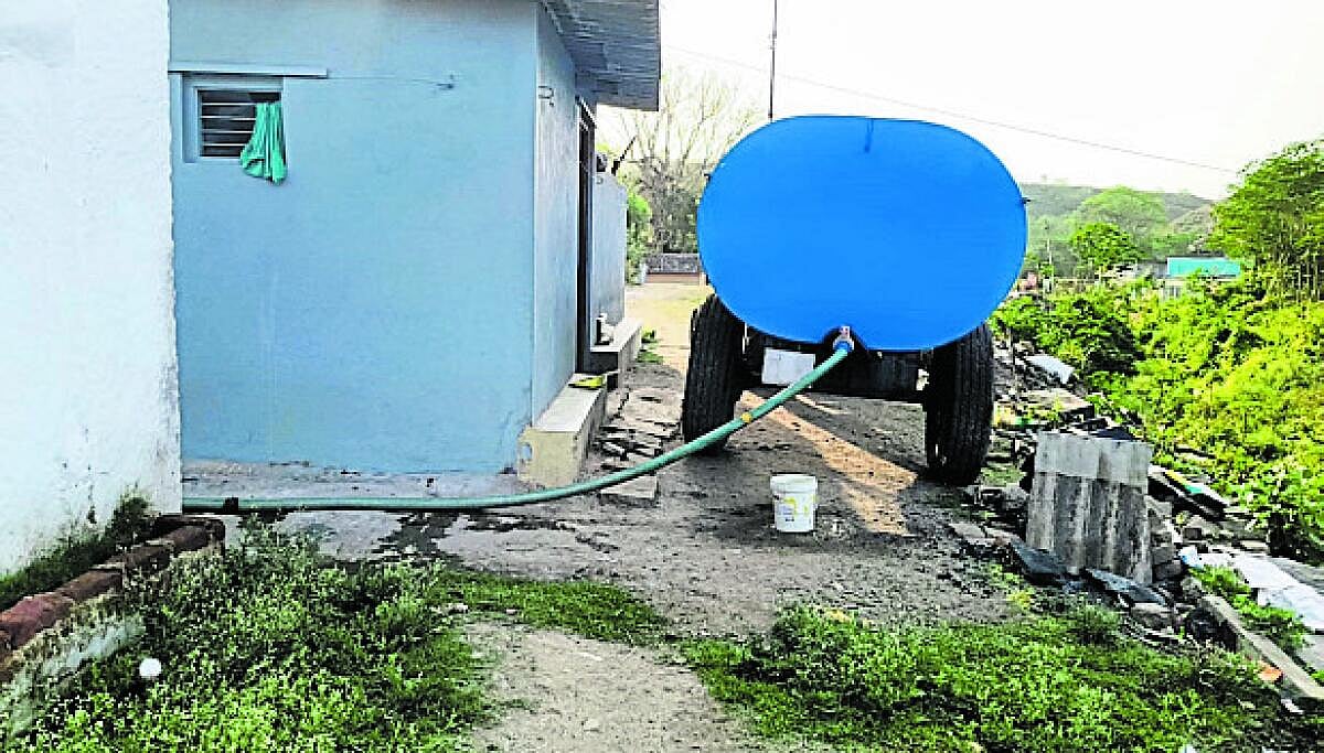 ಕೆಜಿಎಫ್‌: ಜನರ ದಾಹ ನೀಗಿಸುವ ಟ್ಯಾಂಕರ್‌ ನೀರು
