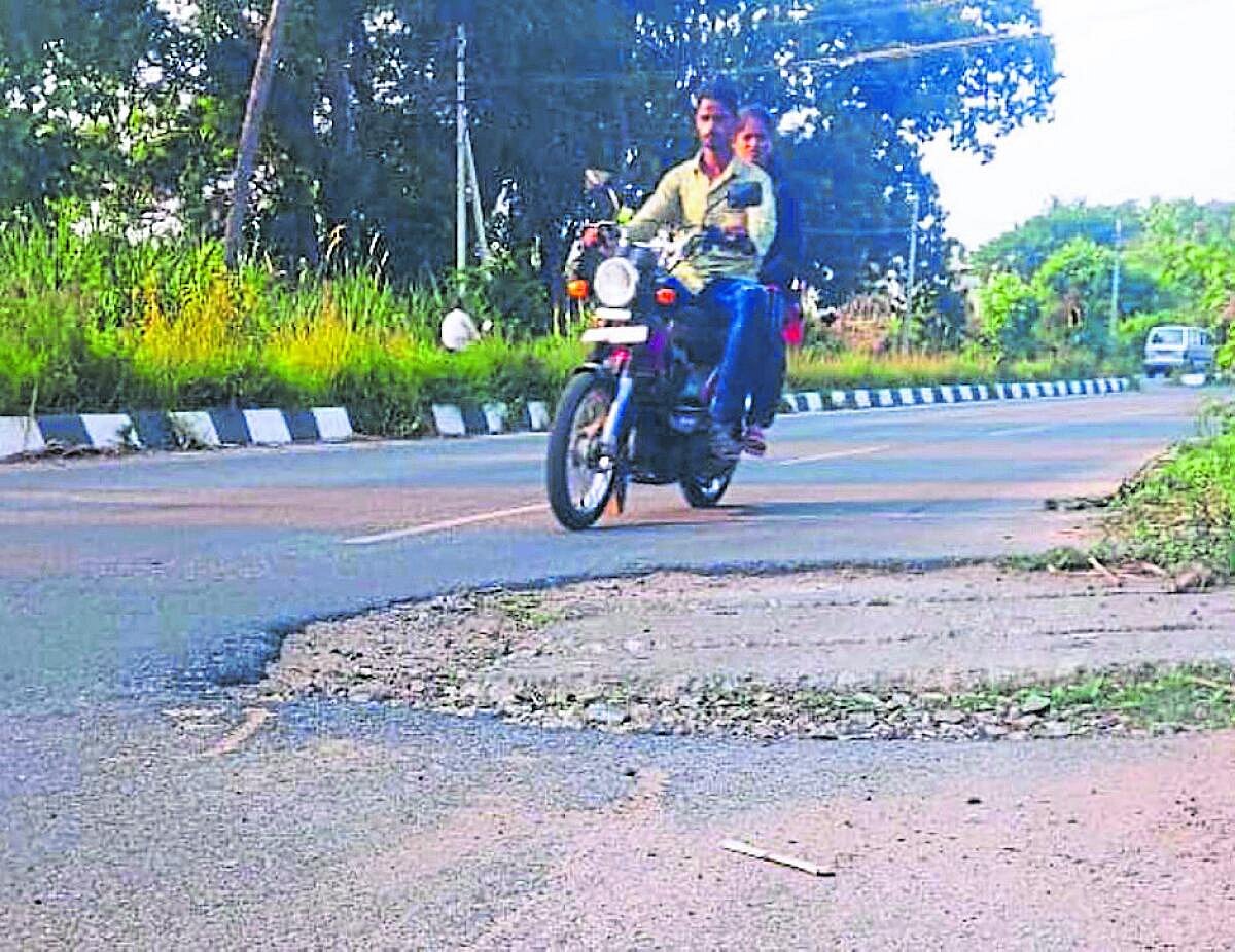 ಪಾಂಡವಪುರ: ಗುಂಡಿ ರಸ್ತೆ, ಬೀದಿದೀಪವಿಲ್ಲ: ಸಂಚಾರ ದುಸ್ತರ