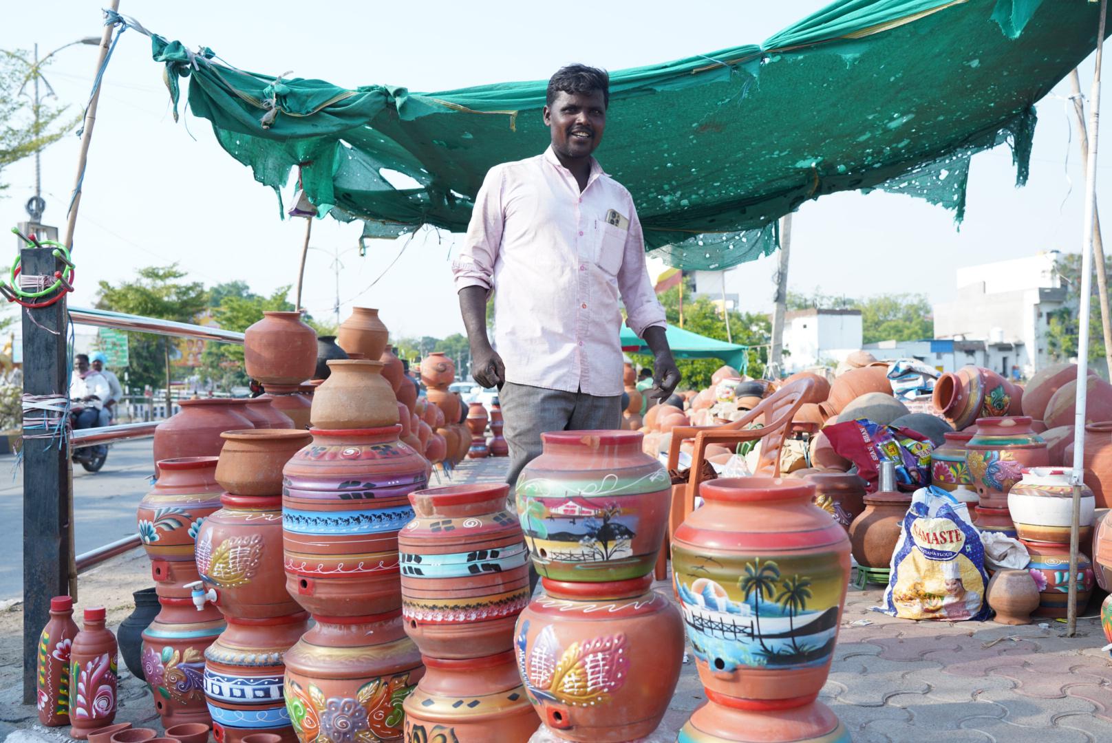 ರಾಯಚೂರಿನ ಬಸವೇಶ್ವರ ವೃತ್ತದ ಬಳಿ ಮಾರಾಟಕ್ಕೆ ಇಡಲಾದ ಮಣ್ಣಿನ ಮಡಿಕೆಗಳು ಹಾಗೂ ಮಣ್ಣಿನ ಬಾಟಲಿಗಳು / ಚಿತ್ರ: ಶ್ರೀನಿವಾಸ ಇನಾಂದಾರ್