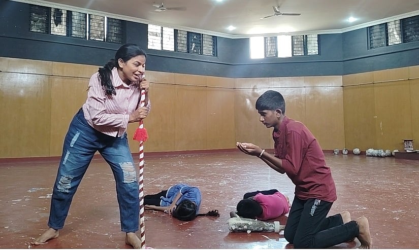 ಕಲಬುರಗಿ | ರಂಗಾಯಣ ಬೇಸಿಗೆ ಮಕ್ಕಳ ಹಬ್ಬ: ಹಾಡಿ, ಆಡಿ ನಲಿಯುತ್ತಿರುವ ಮಕ್ಕಳು