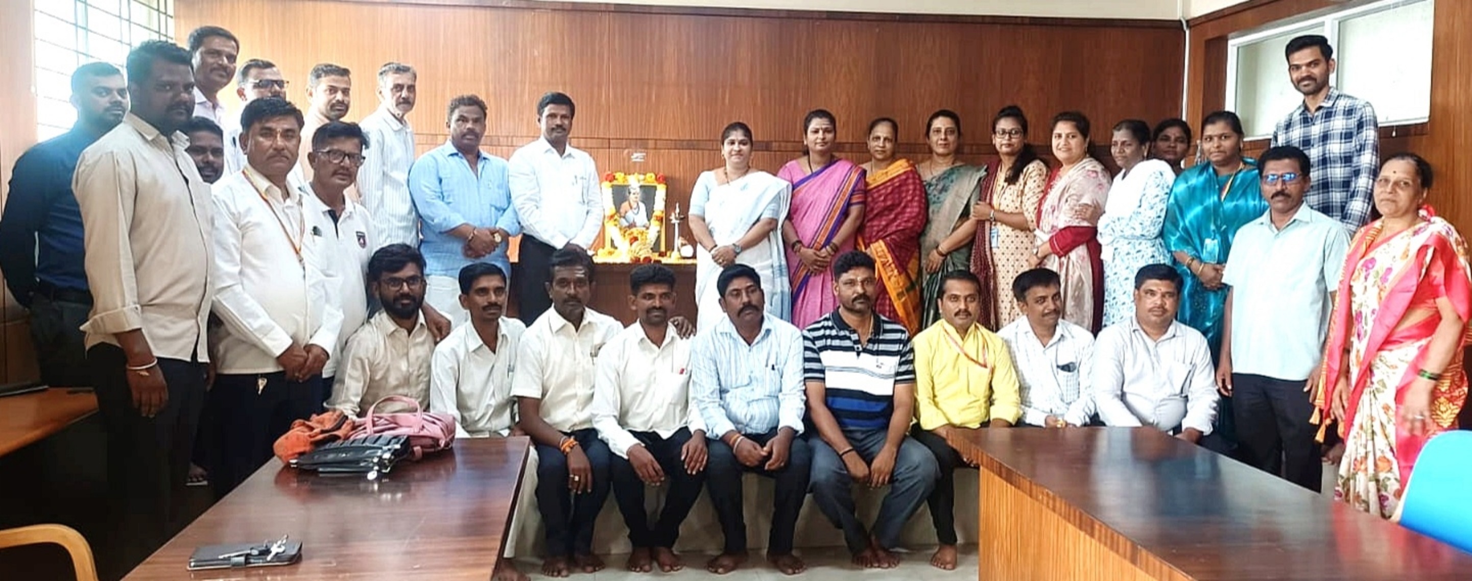 ಹಾವೇರಿ ನಗರಸಭೆಯಲ್ಲಿ ಬಸವೇಶ್ವರರ ಭಾವಚಿತ್ರಕ್ಕೆ ಪೂಜೆ ಸಲ್ಲಿಸಲಾಯಿತು