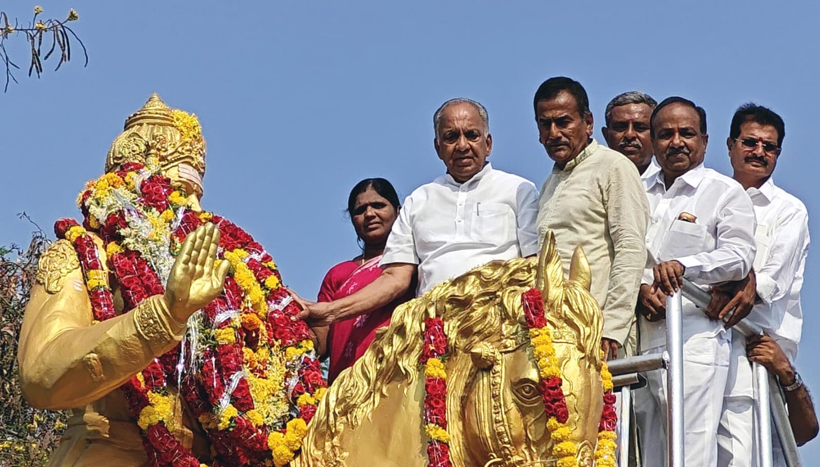 ರಾಯಚೂರಿನಲ್ಲಿ ಬಸವೇಶ್ವರ ಪುತ್ಥಳಿಗೆ ಸಣ್ಣ ನೀರಾವರಿ ಸಚಿವ ಎನ್‌.ಎಸ್.ಬೋಸರಾಜು ಮಾಲಾರ್ಪಣೆ ಮಾಡಿದರು. ಮೇಯರ್ ನರಸಮ್ಮ ಮಾಡಗಿರಿ ಉಪಸ್ಥಿತರಿದ್ದರು