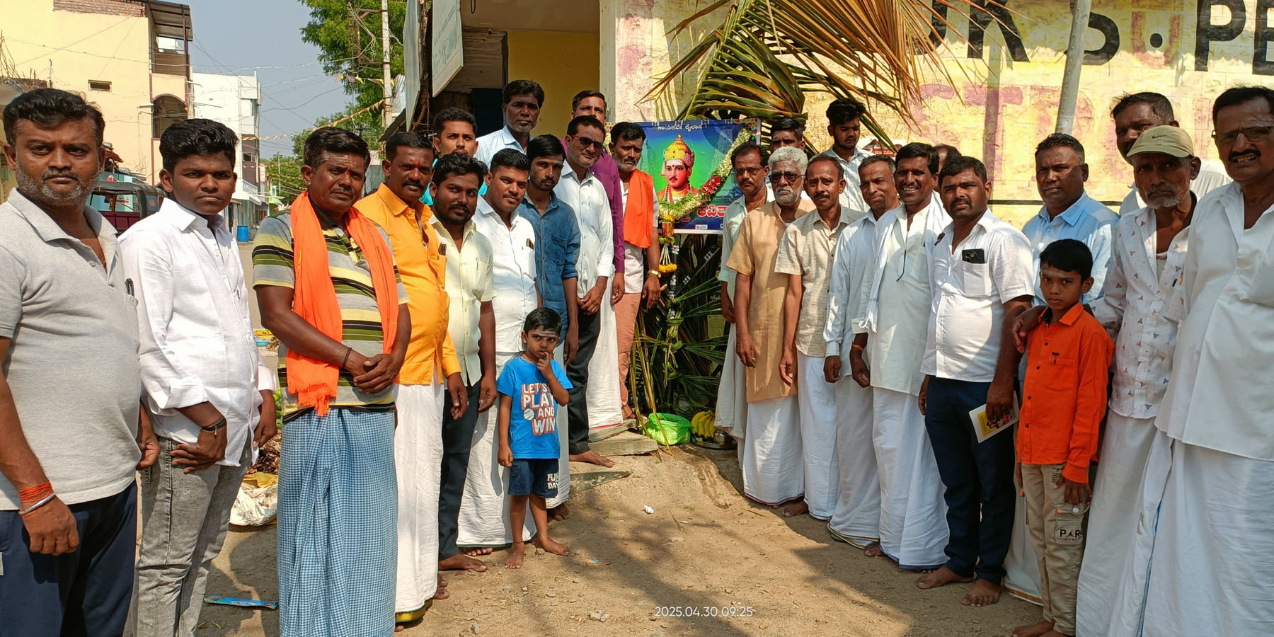 ಕವಿತಾಳದ ಬಸವ ವೃತ್ತದಲ್ಲಿ ಬಸವ ಜಯಂತಿ ನಿಮಿತ್ತ ಬುಧವಾರ ಬಸವಣ್ಣನವರ ನಾಮ ಫಲಕಕ್ಕೆ ಮುಖಂಡರು ಮಾಲಾರ್ಪಣೆ ಮಾಡಿದರು.