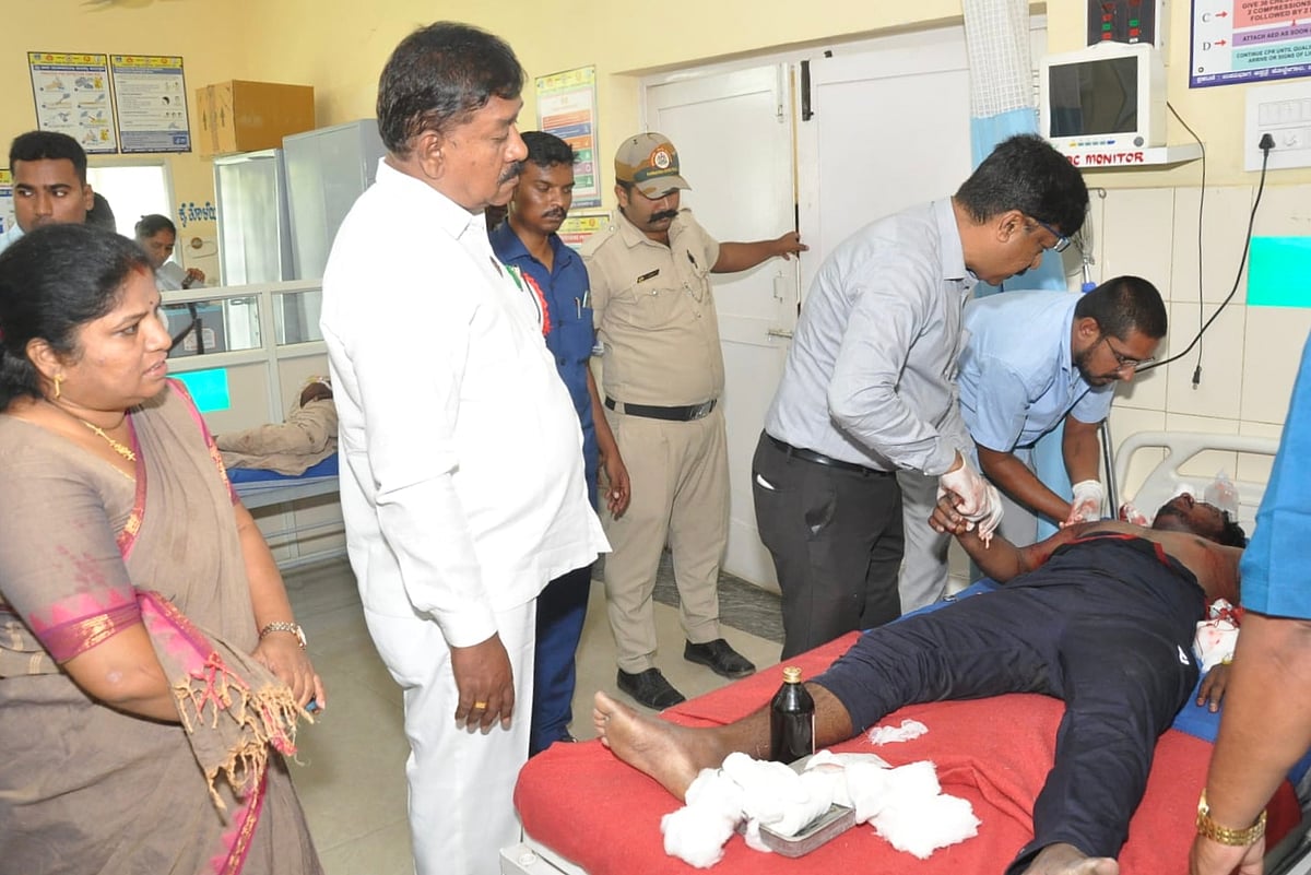 ಅಪಘಾತ: ಗಾಯಾಳುಗಳ ಆಸ್ಪತ್ರೆಗೆ ತಲುಪಿಸಿದ ಶಾಸಕ ಎ.ಆರ್ ಕೃಷ್ಣಮೂರ್ತಿ 