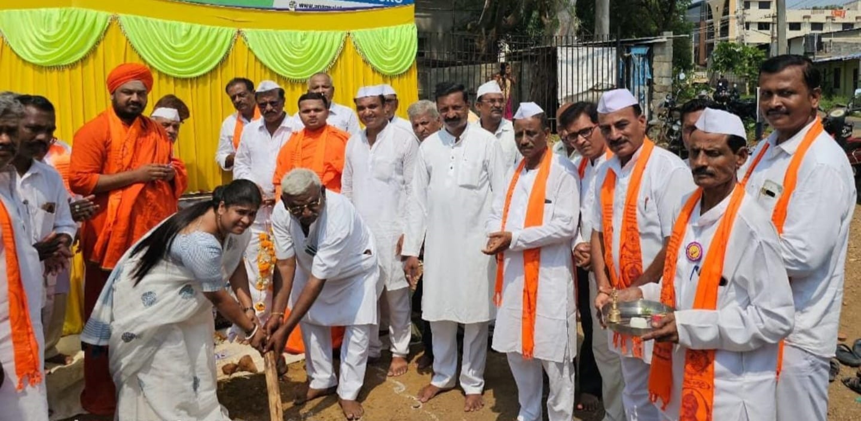 ಹಾವೇರಿಯ ಹಳೇ ಪಿ.ಬಿ. ರಸ್ತೆಯ ಇಜಾರಿ ಲಕಮಾಪುರ ಬಳಿ ಜಗಜ್ಯೋತಿ ಬಸವೇಶ್ವರರ ಕಂಚಿನ ಪುತ್ಥಳಿ ನಿರ್ಮಾಣಕ್ಕೆ ಭೂಮಿ ಪೂಜೆ ಮಾಡಲಾಯಿತು